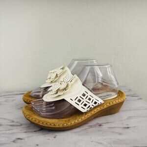 Cobbie Cuddles White Leather Floral Thong Sandals Women’s Size 8